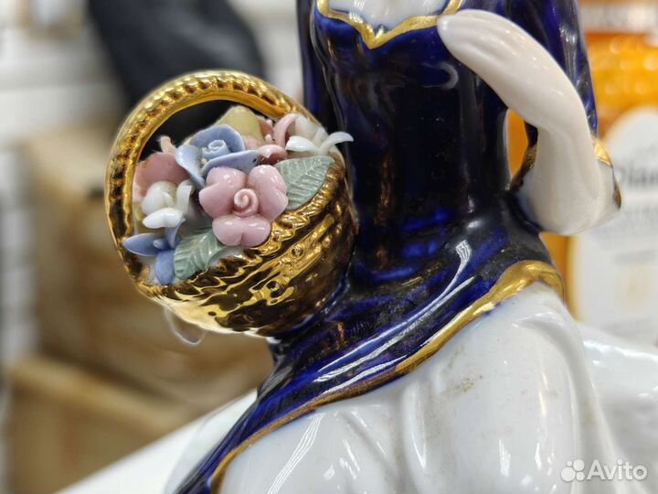 Статуэтка фарфор Дама с цветами