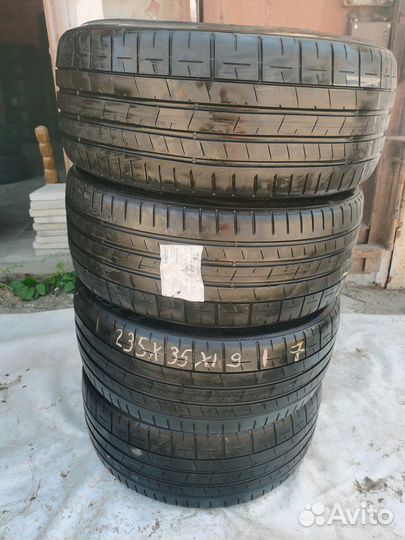 Pirelli P Zero PZ4 235/35 R19 91Y