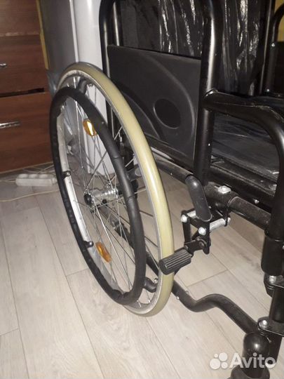 Кресло-каталка для инвалида