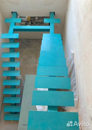 Г-образная лестница с поворотом