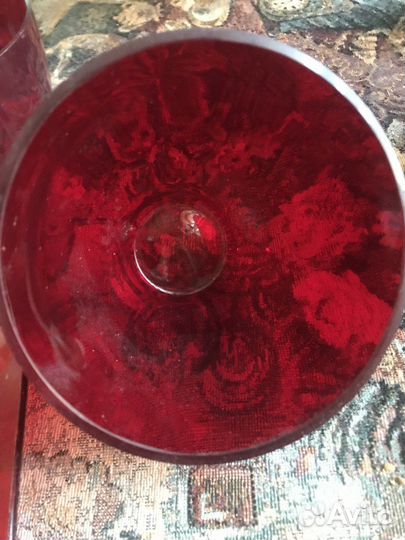 Две красных стеклянных вазы с хрустальными крышкам