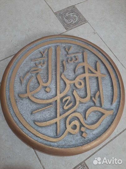 Камень с резьбой