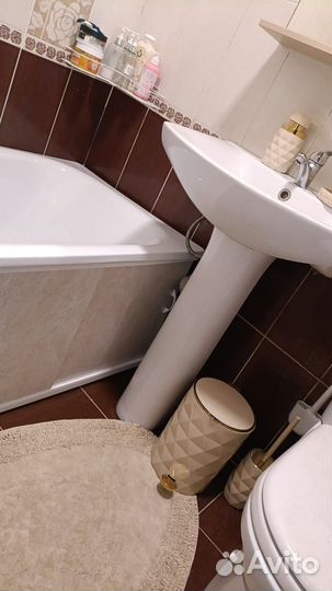 Раковина с тумбой и зеркалом