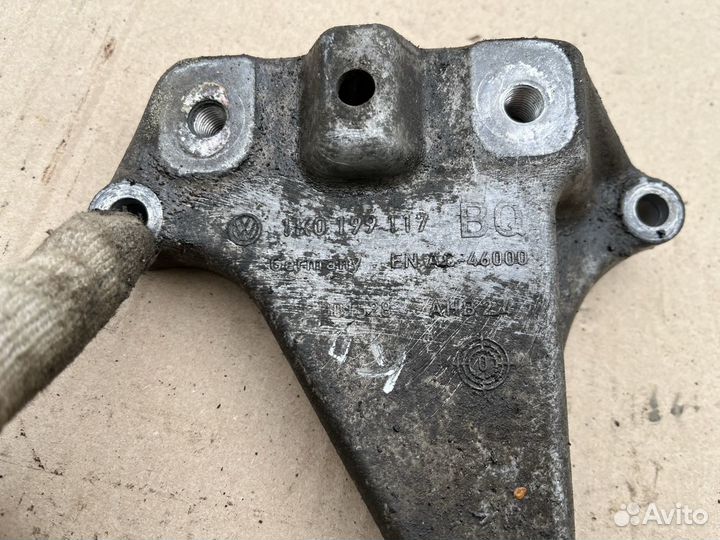 Кронштейн кпп Фольксваген Пассат сс