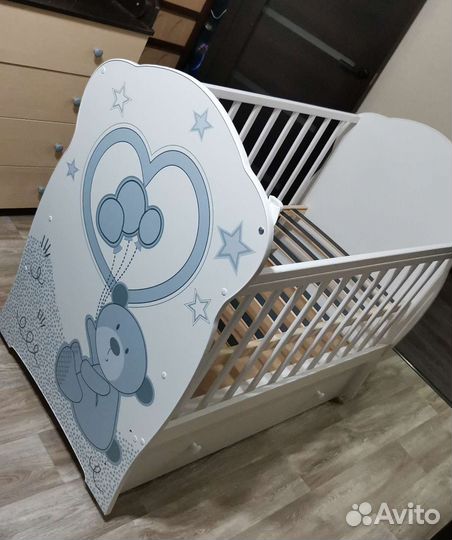 Детская кроватка с маятником и ящиком