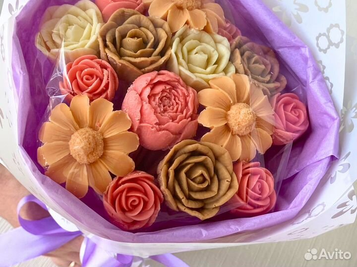 Шоколадный букет розы пионы ромашки