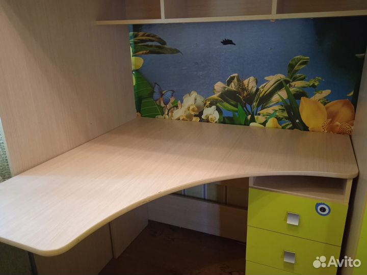 Детская кровать чердак со столом и шкафом