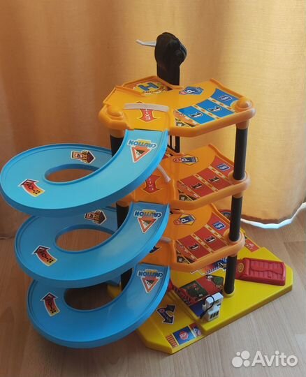 Гараж для машинок с треком и лифтом