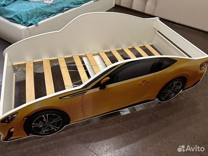 Детская кровать-машинка