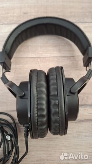 Закрытые мониторные наушники mackie MC-100