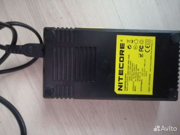 Зарядка nitecore d2