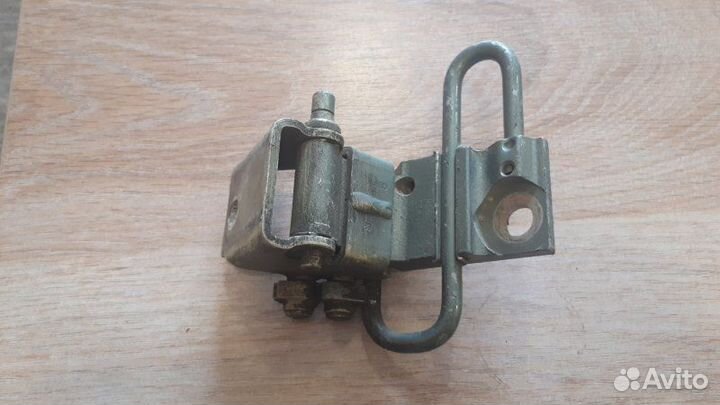 Петля двери нижняя правая Skoda Octavia Tour