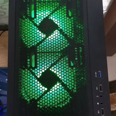 Игровой пк с монитором и клавиатурой