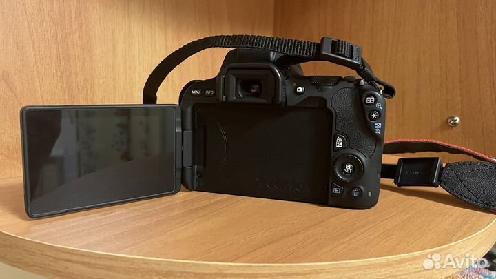 Зеркальная камера Canon EOS 200D Kit