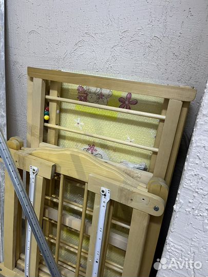 Детская кроватка с маятником