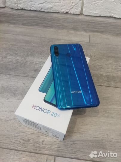 HONOR 20e, 4/64 ГБ