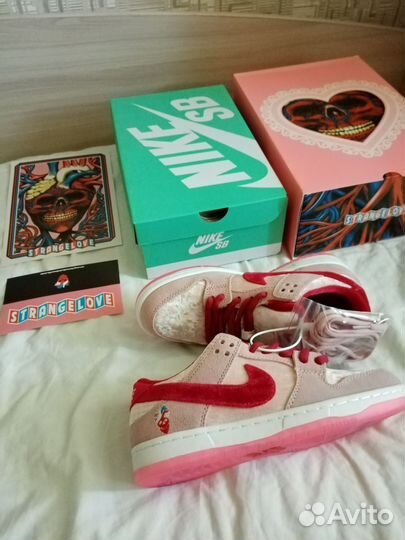 Кроссовки nike strange Love