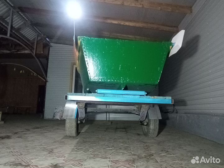 Лодка с веслами и мотором