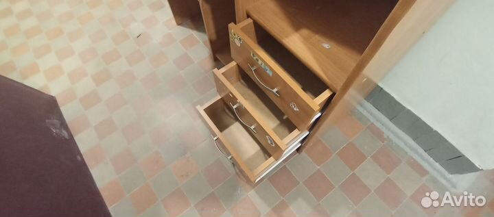 Компьютерный стол с полками