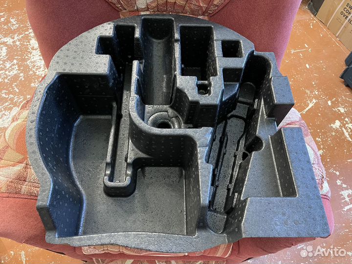 Вставка в нишу багажного отделения Audi Q8