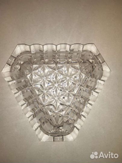 Хрустальная пепельница треугольной формы