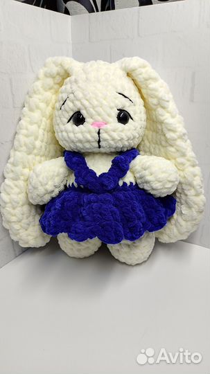 Вязанная игрушка зайка