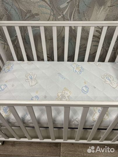 Детская кроватка с маятником и ящиком