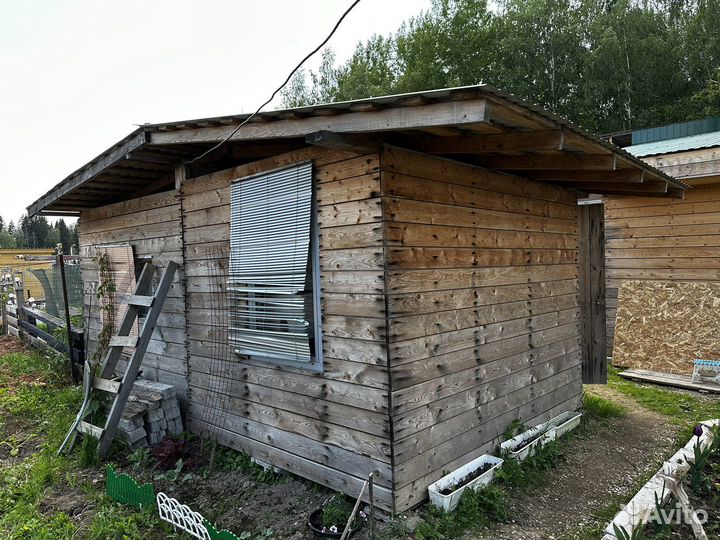 Деревянный дом диван