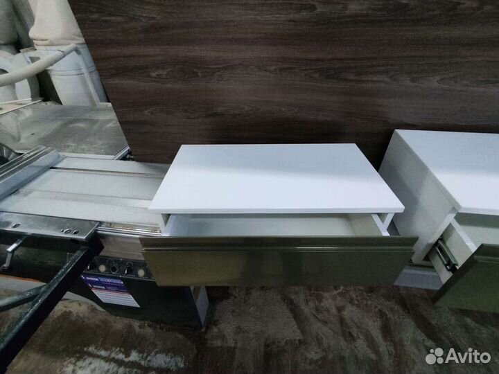 Тумбы прикроватные и столик навесные