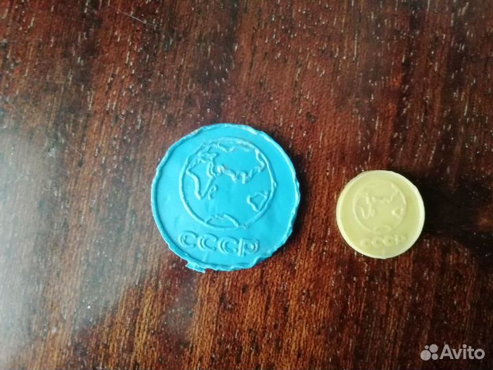 Пластмассовые монеты игрушечные