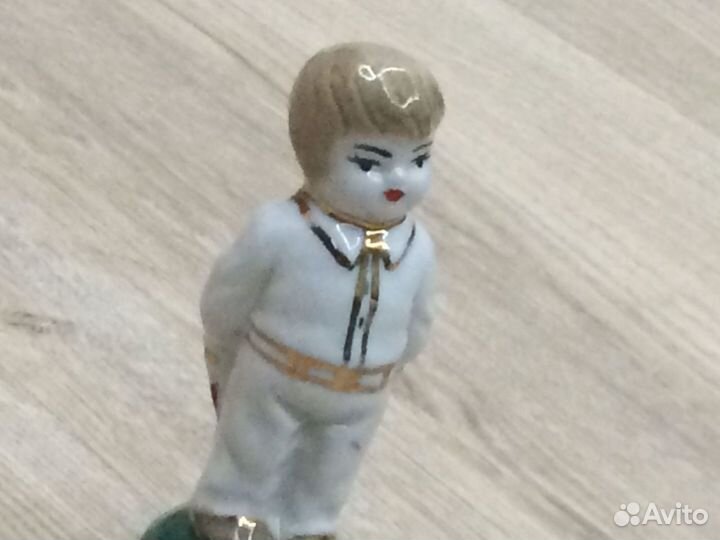 Фарфоровая статуэтка 