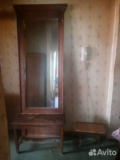 Старинное напольное зеркало со столиком