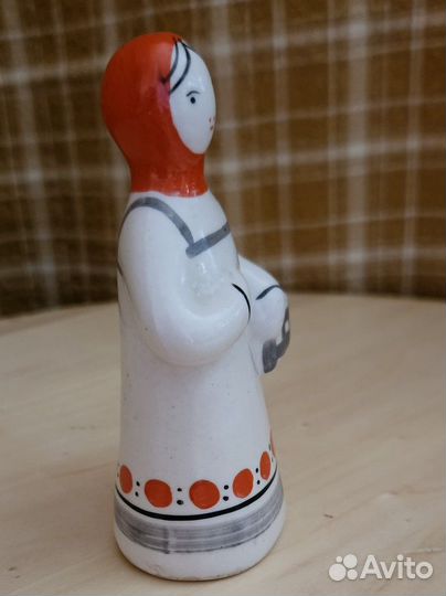 Девушка с лукошком