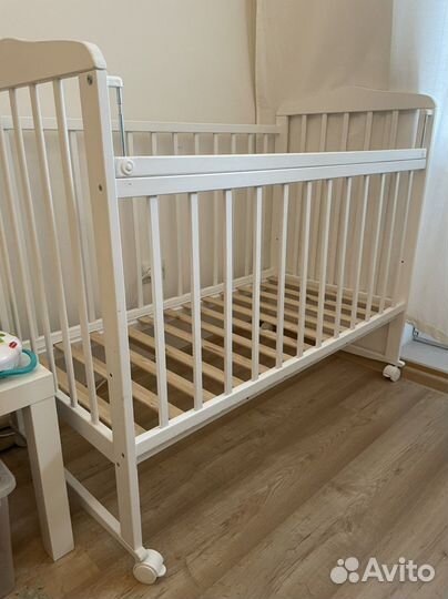 Детская кроватка с маятником белая