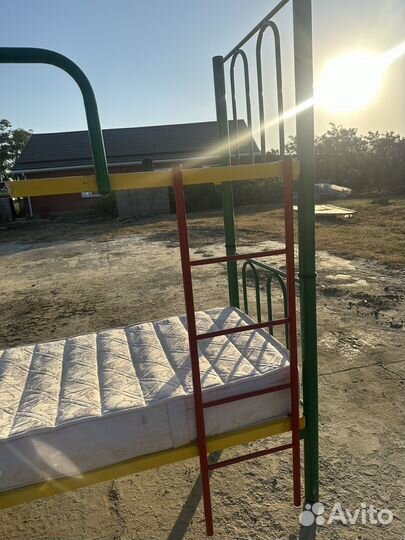 Двухъярусная кровать