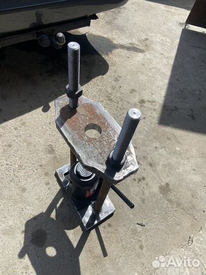 Выпресовщик шкворней, шкворнедав