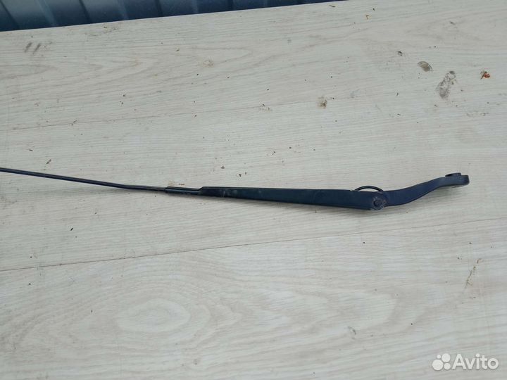 Поводок стеклоочистителя правый Mazda 3 bk