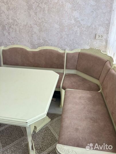 Угловой диван и стол кухня