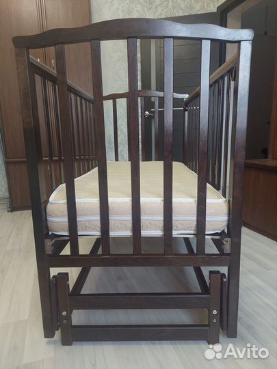 Детская кроватка с продольным маятником