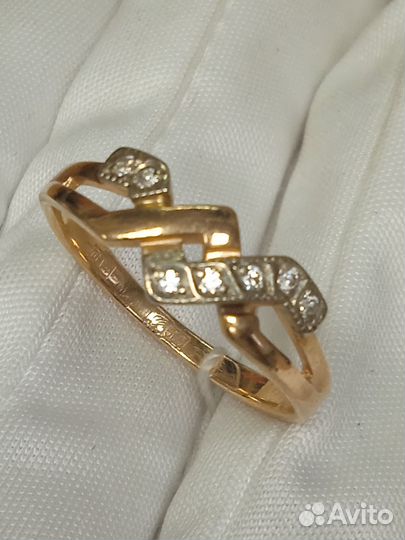 Кольцо с синтетическим камнем Золото