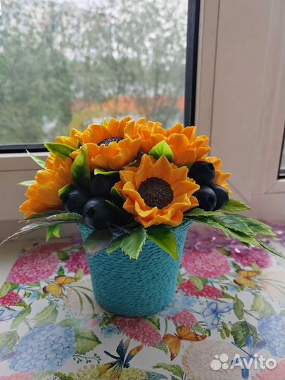 Композиция из мыла с голубикой и подсолнухами