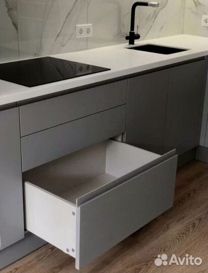 Прямой кухонный гарнитур с островом