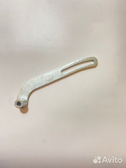 Кронштейн генератора 4D35ZG31, шт