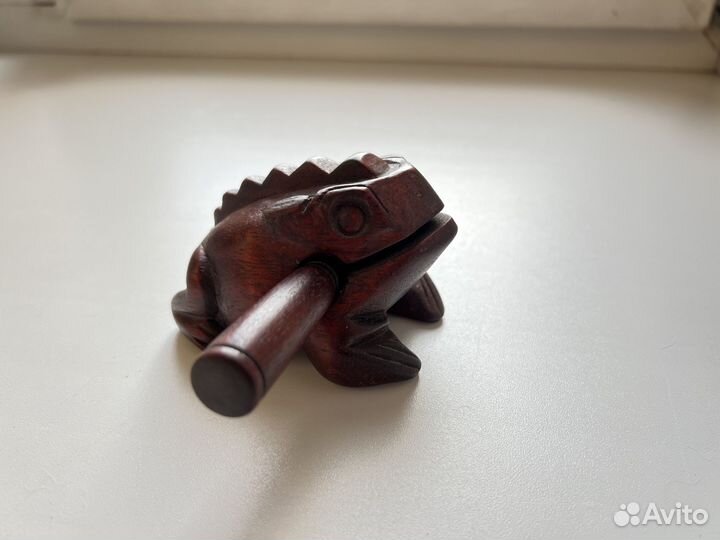 Поющая лягушка из дерева остров Бали