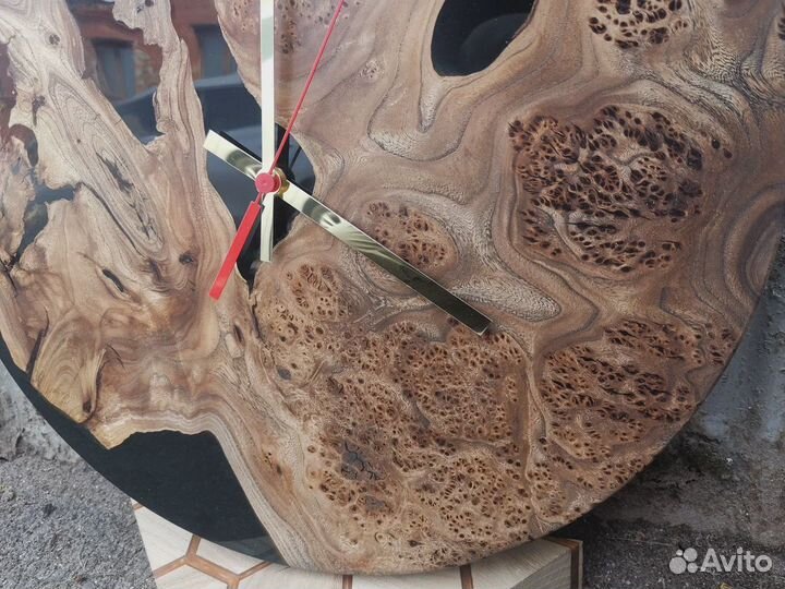 В наличии настенные часы река из слэба и смолы