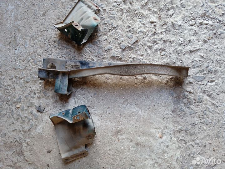 Кронштейн крепления решетки радиатора Мазда 626 GD