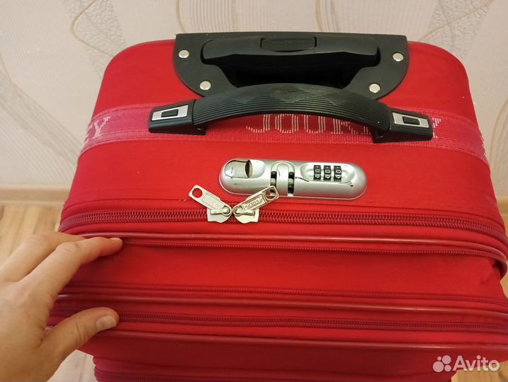 Чемодан красный