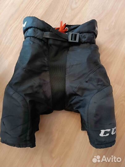 Хоккей. нагрудник, шорты врат, краги, коньки дет