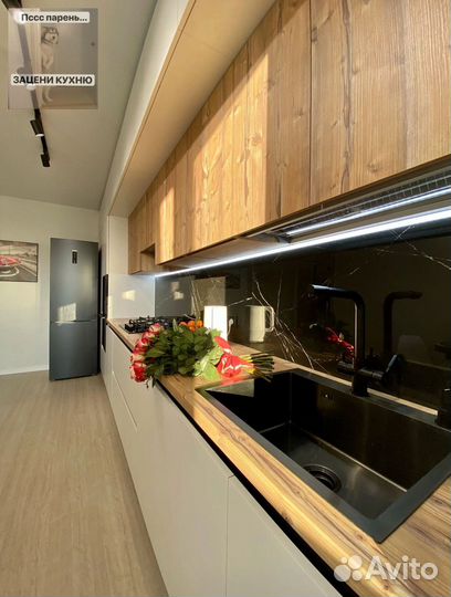 Прямая в потолок кухня на заказ