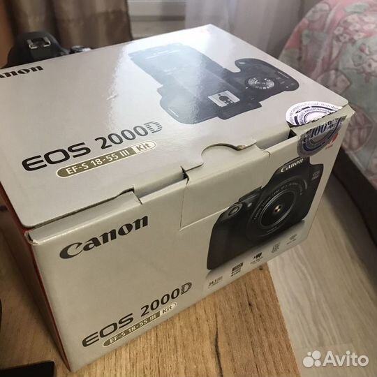 Зеркальный фотоаппарат Canon EOS 2000D